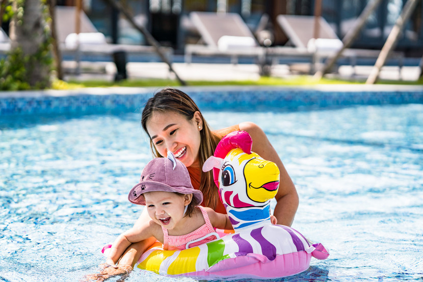 Du khách vui đùa dưới làn nước trong xanh tại bể bơi của Mövenpick Resort Waverly Phú Quốc