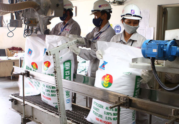 Việc áp thuế GTGT 5% với mặt hàng phân bón được cho là sẽ tháo gỡ khó khăn về chi phí sản xuất cho các doanh nghiệp sản xuất trong nước Việc áp thuế GTGT 5% với mặt hàng phân bón được cho là sẽ tháo gỡ khó khăn về chi phí sản xuất cho các doanh nghiệp sản xuất trong nước