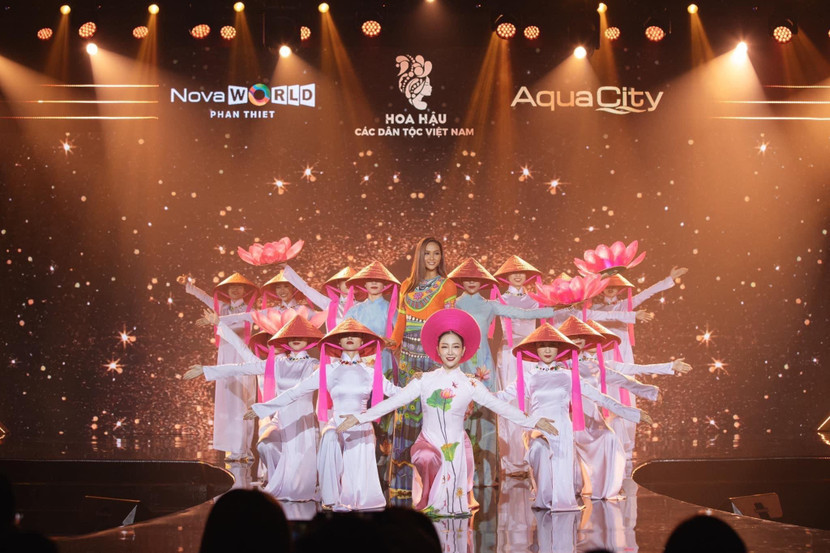 Hoa hậu H'Hen Niê bất ngờ xuất hiện trong phần trình diễn cùng NSUT Linh Nga