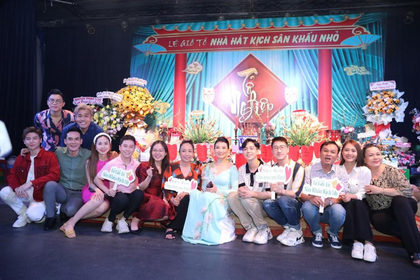 NSUT Mỹ Uyên cùng dàn diễn viên trẻ của nhà hát