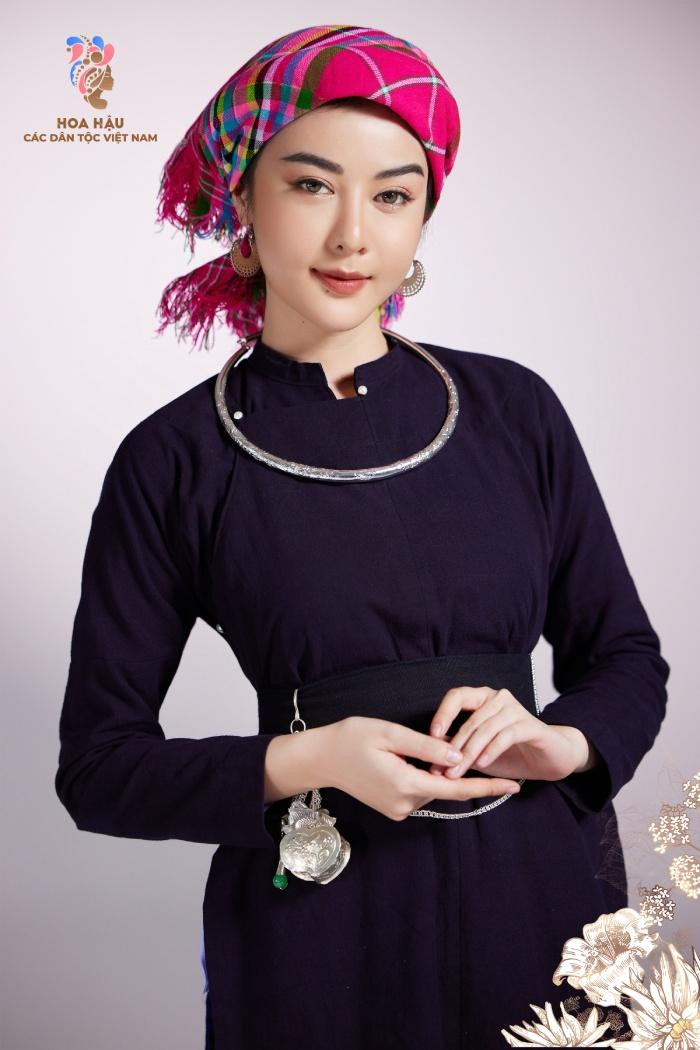 Thí sinh Hồng Diễm trong trang phục của Tày nữ giới gồm áo cánh, áo dài năm thân, quần váy, thắt lưng, khăn đội đầu, hài vải. Phụ nữ Tày còn thắt lưng bằng những tấm vải chàm hay đũi dài khoảng hai sải tay làm tăng thêm vẻ duyên dáng nhất là với thanh nữ. Quan trọng nhất là vòng cổ của người phụ nữ. Đó là một chiếc vòng bạc trắng to được đeo ở cổ, vòng rộng xuống 1/4 ngực làm cho cơ thể cân đối và màu trắng của vòng bạc nổi bật trên nền chàm.