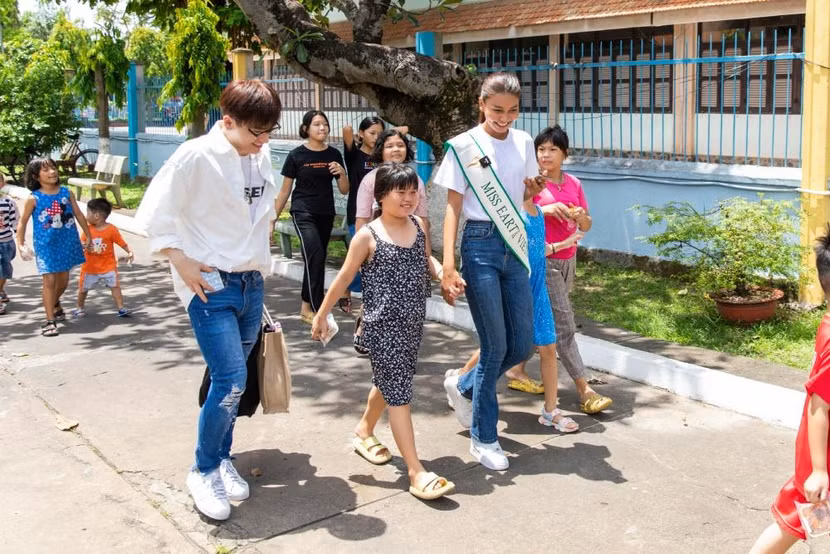 Á hậu Thạch Thu Thảo ăn mặc giản dị đến thăm các em nhỏ tại làng trẻ em SOS Gò Vấp