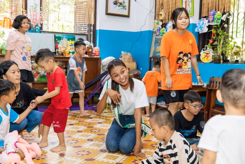 Cô dành nhiều thời gian chơi đùa cùng các em nhỏ