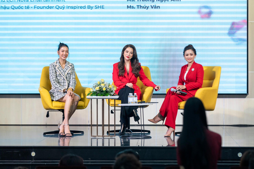 Trương Ngọc Ánh và Á hậu Thuý Vân cùng tham gia trò chuyện với các bạn sinh viên Trương Ngọc Ánh và Á hậu Thuý Vân cùng tham gia trò chuyện với các bạn sinh viên