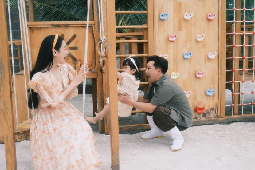 Và cùng vui đùa bên con gái nhỏ Và cùng vui đùa bên con gái nhỏ