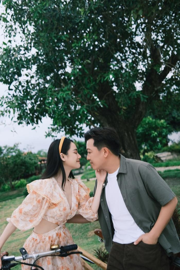 Cặp đôi dành cho nhau nhiều cử chỉ ngọt ngào Cặp đôi dành cho nhau nhiều cử chỉ ngọt ngào