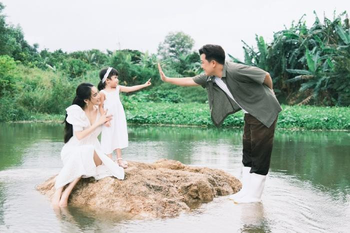 Bộ ảnh có sự xuất hiện của thiên thần nhỏ Destiny, vợ chồng Trường Giang hy vọng con gái có những trải nghiệm tuổi thơ đáng nhớ cùng bố mẹ Bộ ảnh có sự xuất hiện của thiên thần nhỏ Destiny, vợ chồng Trường Giang hy vọng con gái có những trải nghiệm tuổi thơ đáng nhớ cùng bố mẹ