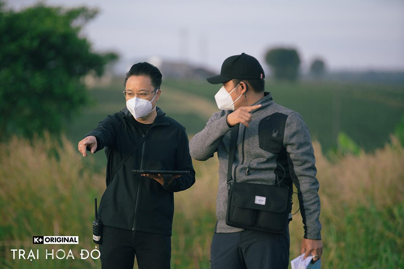 Đạo diễn Victor Vũ trên trường quay "Trại hoa đỏ"