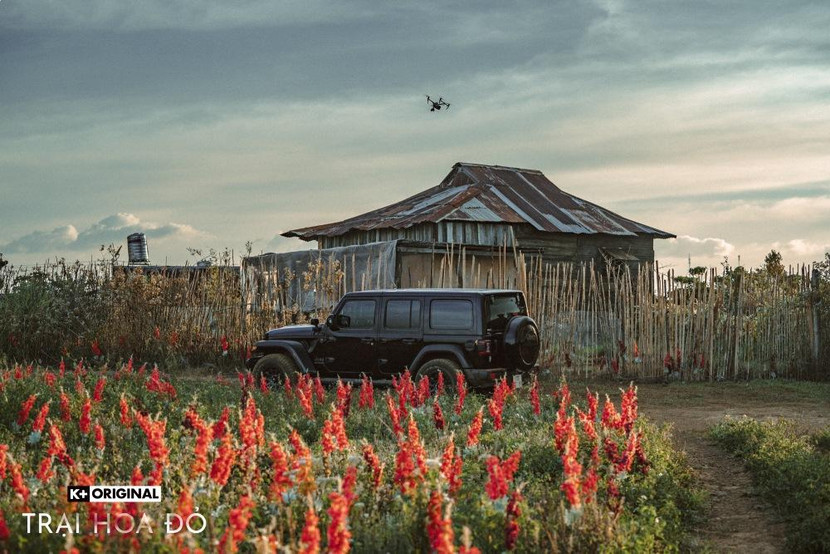 Bối cảnh được đầu tư chỉn chu của "Trại hoa đỏ"