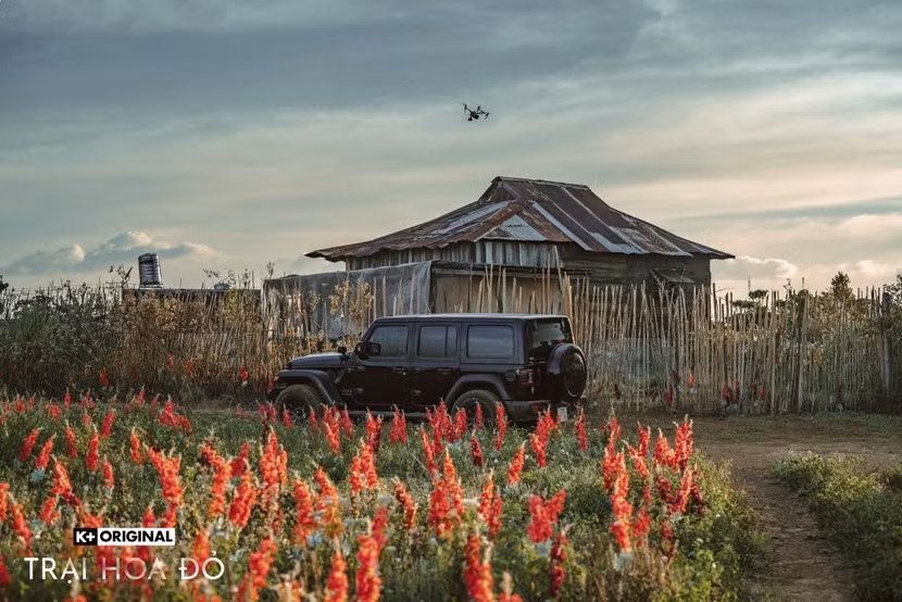 Bối cảnh được đầu tư chỉn chu của "Trại hoa đỏ" Bối cảnh được đầu tư chỉn chu của "Trại hoa đỏ"