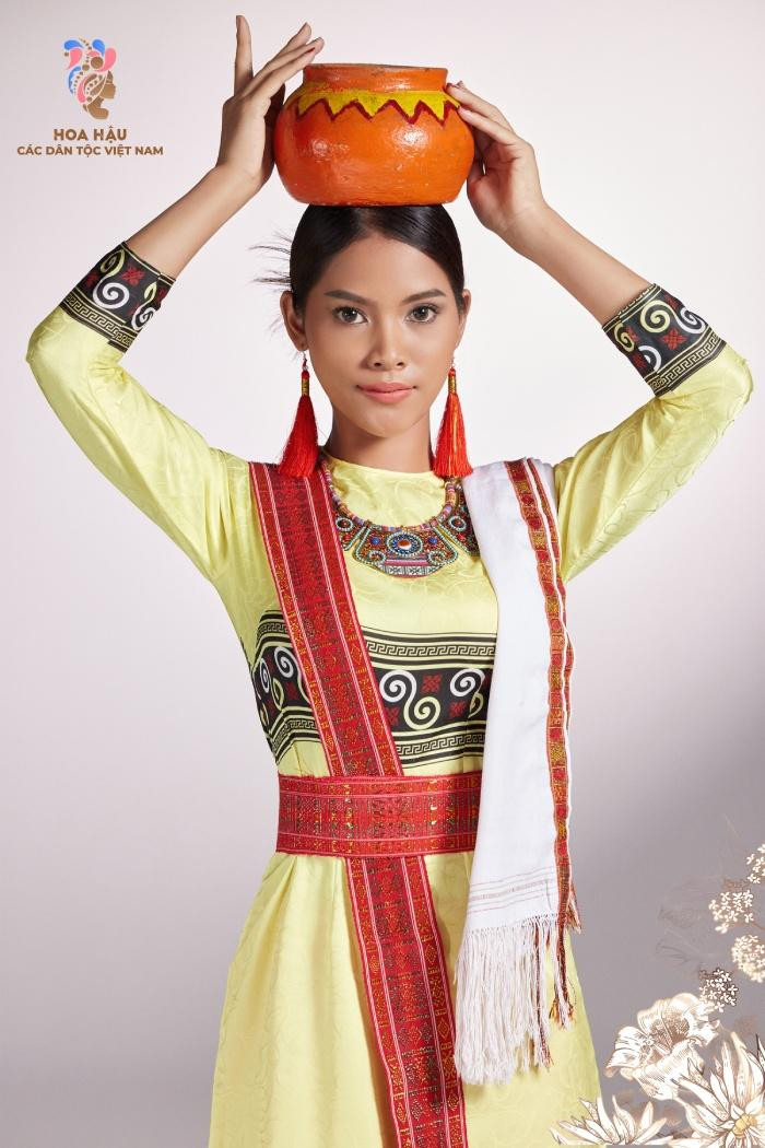 Thí sinh Đàng Thị Kim Lệ trogn trang phục dân tộc Chăm với áo dài bít tà mặc chui đầu, cổ áo có nhiều loại: hình tròn, hình quả tim, hình lá trầu. áo gồm 4 mảnh vải ghép dọc theo chiều đứng của thân người, ngoài ra còn có 2 mảnh nhỏ ghép 2 bên sườn. Áo dài có 2 loại, dài đến đầu gối hoặc quá gối một chút, có hàng khuy bấm hoặc nút đính khi mặc bó sát eo hông