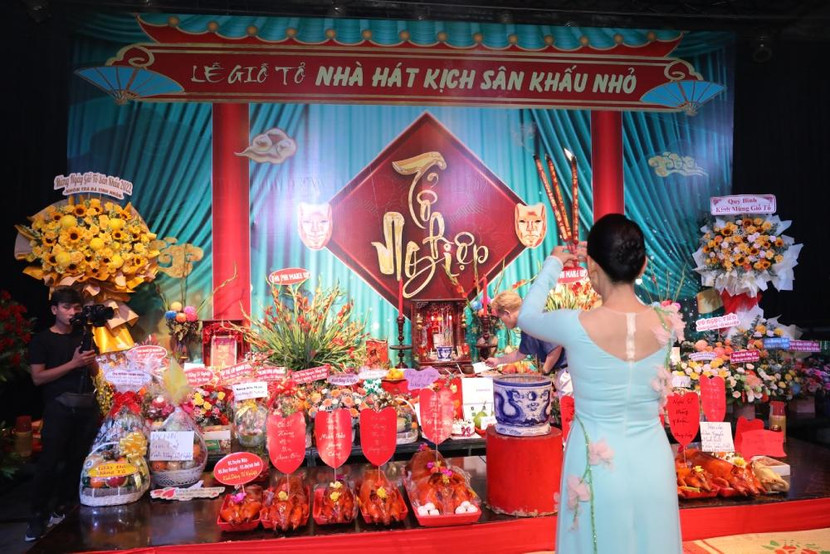 NSUT Mỹ Uyên thành tâm cúng Tổ