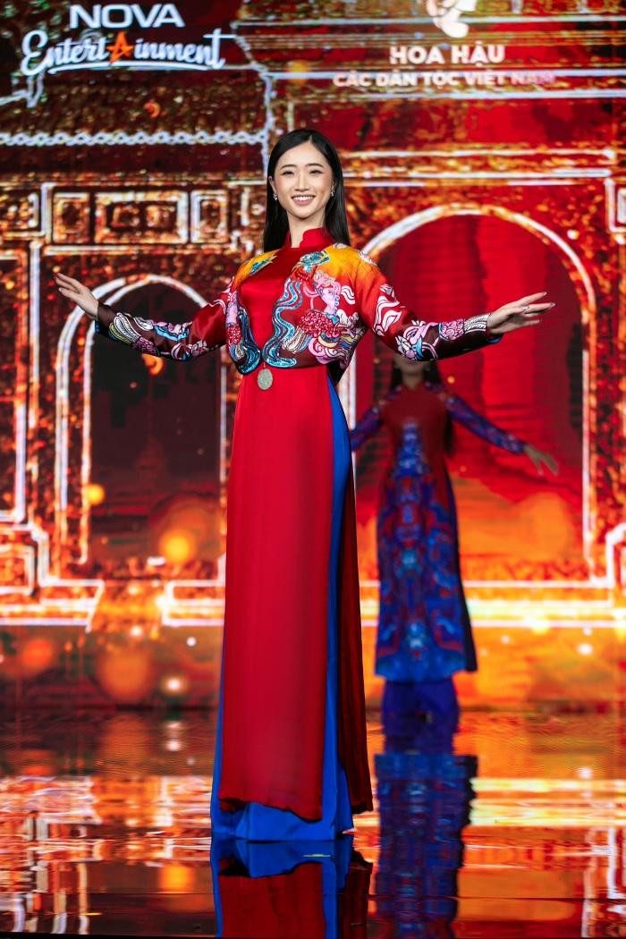 Lâm Đàm Thiều Ly – Dân tộc Nùng. Hoa khôi khoa Luật – Đại học Quốc Gia HN 2017. Học sinh giỏi Văn thành phố Hà Nội năm 2014 và sinh viên lớp chất lượng cao Khoa Luật - ĐH Quốc gia Hà Nội. Top 10 tài năng Khoa Luật - ĐH Quốc gia Hà Nội năm 2015 và nổi trội là danh hiệu Hoa khôi, Đại sứ trí tuệ, Đại sứ thể thao Khoa Luật - ĐH Quốc gia Hà Nội năm 2017 và đạt học bổng Tài năng trẻ của một tập đoàn bất động sản năm 2019 Lâm Đàm Thiều Ly – Dân tộc Nùng. Hoa khôi khoa Luật – Đại học Quốc Gia HN 2017. Học sinh giỏi Văn thành phố Hà Nội năm 2014 và sinh viên lớp chất lượng cao Khoa Luật - ĐH Quốc gia Hà Nội. Top 10 tài năng Khoa Luật - ĐH Quốc gia Hà Nội năm 2015 và nổi trội là danh hiệu Hoa khôi, Đại sứ trí tuệ, Đại sứ thể thao Khoa Luật - ĐH Quốc gia Hà Nội năm 2017 và đạt học bổng Tài năng trẻ của một tập đoàn bất động sản năm 2019