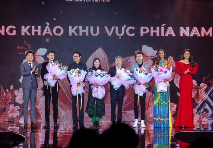 Đại diện BTC tặng hoa cảm ơn giám khảo vòng Sơ khảo cuộc thi