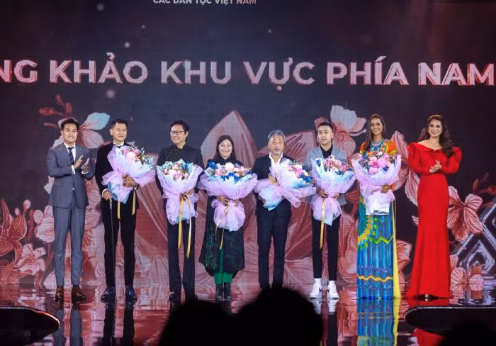Đại diện BTC tặng hoa cảm ơn giám khảo vòng Sơ khảo cuộc thi Đại diện BTC tặng hoa cảm ơn giám khảo vòng Sơ khảo cuộc thi