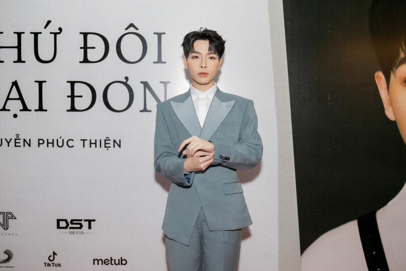 Đức Phúc bảnh bao trong ngày ra mắt MV mới