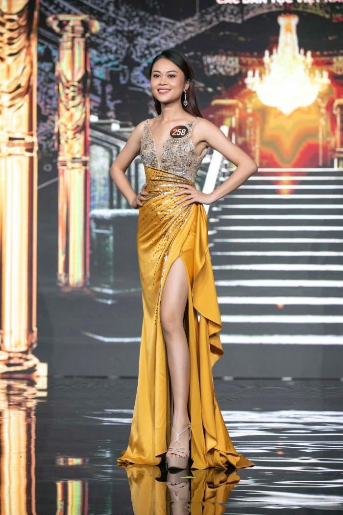 La Huyền Trang – dân tộc Tày - Trình độ học vấn: Cao Đẳng. Công việc hiện tại: Biên Tập viên đài PT-TH tỉnh Thái Nguyên với khả năng đặc biệt: thuyết trình La Huyền Trang – dân tộc Tày - Trình độ học vấn: Cao Đẳng. Công việc hiện tại: Biên Tập viên đài PT-TH tỉnh Thái Nguyên với khả năng đặc biệt: thuyết trình