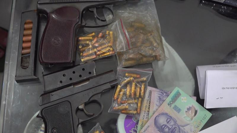 Số súng, đạn và tiền mặt CQĐT thu giữ của các đối tượng