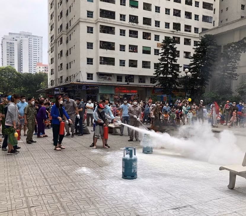 Tập huấn kỹ năng xử lý sự cố hỏa hoạn tại các khu dân cư Tập huấn kỹ năng xử lý sự cố hỏa hoạn tại các khu dân cư