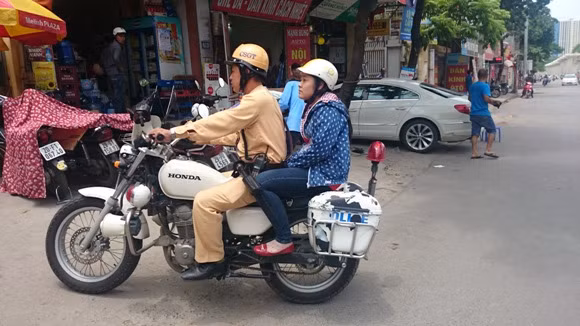 Bỏ quên giấy báo thi, thí sinh được CSGT đưa về tận nhà lấy ảnh 1