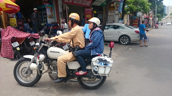 Bỏ quên giấy báo thi, thí sinh được CSGT đưa về tận nhà lấy ảnh 1