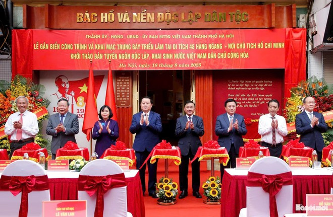 Các đồng chí lãnh đạo Trung ương và thành phố Hà Nội dự lễ gắn biển tên công trình Kỷ niệm 80 năm Cách mạng tháng Tám và Quốc khánh 2-9 tại số nhà 48 Hàng Ngang, nơi Bác Hồ khởi thảo Tuyên ngôn Độc lập Các đồng chí lãnh đạo Trung ương và thành phố Hà Nội dự lễ gắn biển tên công trình Kỷ niệm 80 năm Cách mạng tháng Tám và Quốc khánh 2-9 tại số nhà 48 Hàng Ngang, nơi Bác Hồ khởi thảo Tuyên ngôn Độc lập