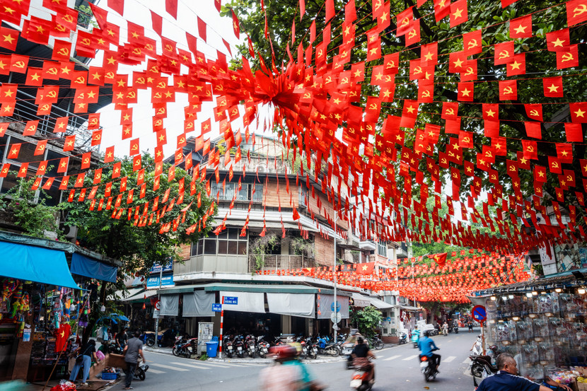 Tinh thần yêu nước, niềm tự hào và khí thế hào hùng của dân tộc đang lan tỏa trên từng con phố, góc ngõ, tạo nên không khí thiêng liêng trong những ngày lễ lớn