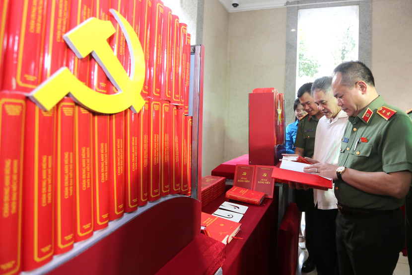 Trung tướng Nguyễn Thanh Tùng, Ủy viên Ban Thường vụ Thành ủy, Bí thư Đảng ủy, Giám đốc CATP Hà Nội; PGS.TS Nguyễn Viết Thông, nguyên Tổng Thư ký Hội đồng Lý luận Trung ương; Đại tá Nguyễn Ngọc Quyền, Phó Bí thư Đảng ủy, Phó Giám đốc CATP Hà Nội tham quan triển lãm sách “Tuyệt đối trung thành với Tổ quốc, với Đảng, Nhà nước và nhân dân - Sáng ngời tư cách người Công an cách mạng” của Tổng Bí thư Tô Lâm Trung tướng Nguyễn Thanh Tùng, Ủy viên Ban Thường vụ Thành ủy, Bí thư Đảng ủy, Giám đốc CATP Hà Nội; PGS.TS Nguyễn Viết Thông, nguyên Tổng Thư ký Hội đồng Lý luận Trung ương; Đại tá Nguyễn Ngọc Quyền, Phó Bí thư Đảng ủy, Phó Giám đốc CATP Hà Nội tham quan triển lãm sách “Tuyệt đối trung thành với Tổ quốc, với Đảng, Nhà nước và nhân dân - Sáng ngời tư cách người Công an cách mạng” của Tổng Bí thư Tô Lâm