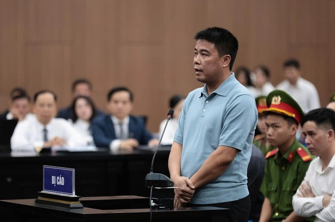 Ông chủ Tập đoàn Phúc Sơn Nguyễn Văn Hậu tại phiên tòa hồi tháng 7-2025 ở Hà Nội.