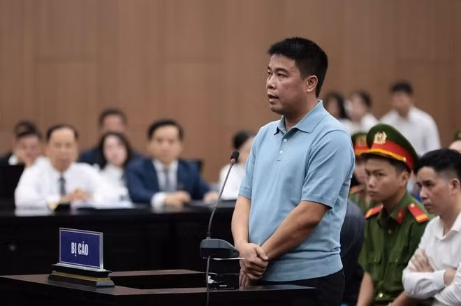 Ông chủ Tập đoàn Phúc Sơn Nguyễn Văn Hậu tại phiên tòa hồi tháng 7-2025 ở Hà Nội.