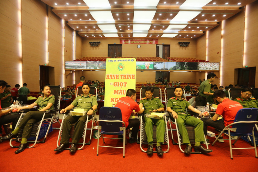 Câu lạc bộ phản ứng nhanh hiến máu tình nguyện là một trong những hoạt động thiết thực, nhân văn của tuổi trẻ Công an Thủ đô Câu lạc bộ phản ứng nhanh hiến máu tình nguyện là một trong những hoạt động thiết thực, nhân văn của tuổi trẻ Công an Thủ đô