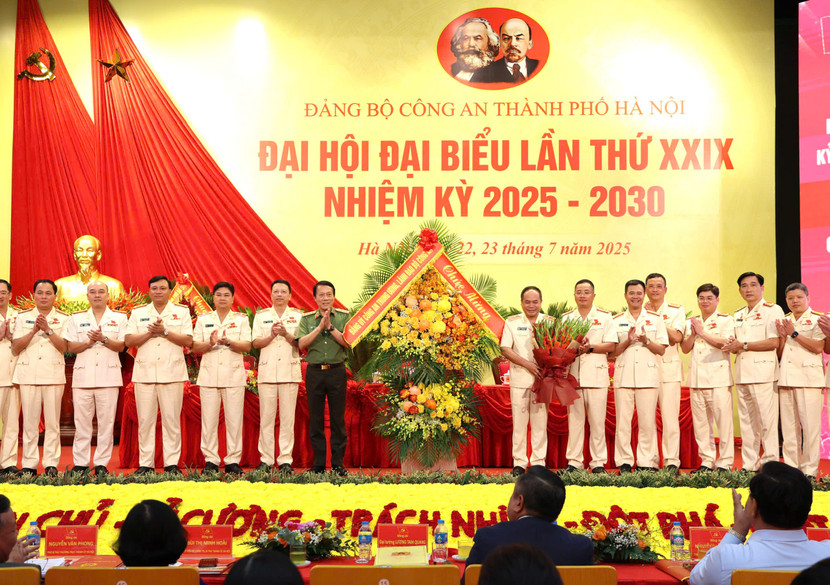 Đại tướng Lương Tam Quang, Ủy viên Bộ Chính trị, Bí thư Đảng ủy Công an Trung ương, Bộ trưởng Bộ Công an chúc mừng Ban Chấp hành Đảng bộ Công an thành phố Hà Nội lần thứ XXIX, nhiệm kỳ 2025 - 2030 Đại tướng Lương Tam Quang, Ủy viên Bộ Chính trị, Bí thư Đảng ủy Công an Trung ương, Bộ trưởng Bộ Công an chúc mừng Ban Chấp hành Đảng bộ Công an thành phố Hà Nội lần thứ XXIX, nhiệm kỳ 2025 - 2030