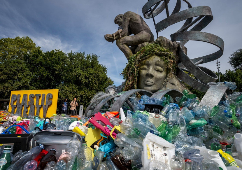 Tác phẩm “Gánh nặng của người suy tư” bên ngoài nơi diễn ra đàm phán về Hiệp ước nhựa toàn cầu diễn ra tại Geneva - Thụy Sỹ Tác phẩm “Gánh nặng của người suy tư” bên ngoài nơi diễn ra đàm phán về Hiệp ước nhựa toàn cầu diễn ra tại Geneva - Thụy Sỹ