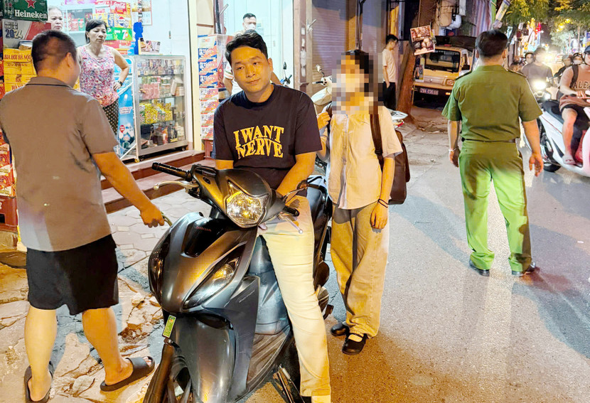 Cơ quan công an đưa đối tượng Trần Văn Linh đi thực nghiệm hiện trường vụ cướp giật tài sản Cơ quan công an đưa đối tượng Trần Văn Linh đi thực nghiệm hiện trường vụ cướp giật tài sản