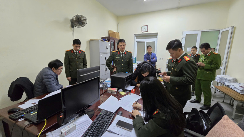 Lực lượng chức năng kiểm tra trụ sở Công ty Durian tại Hà Nội Lực lượng chức năng kiểm tra trụ sở Công ty Durian tại Hà Nội