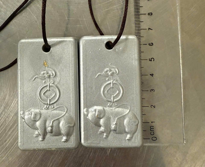 Hai miếng vàng được phủ bạc nhằm ngụy trang Hai miếng vàng được phủ bạc nhằm ngụy trang