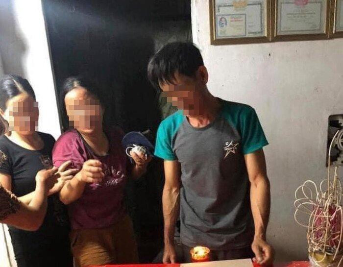 Ngay sau khi xảy ra sự việc, chính quyền xã đã tới thăm hỏi, động viên gia đình nạn nhân Ngay sau khi xảy ra sự việc, chính quyền xã đã tới thăm hỏi, động viên gia đình nạn nhân