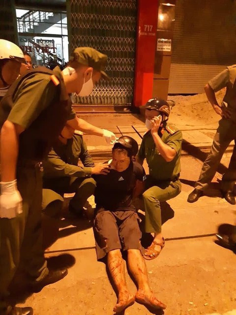 Nhận được tin báo, lực lượng công an kịp thời có mặt khống chế đối tượng Nhận được tin báo, lực lượng công an kịp thời có mặt khống chế đối tượng