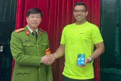 Anh MEHTA ANh RAN JAY vui mừng nhận lại tài sản thất lạc...