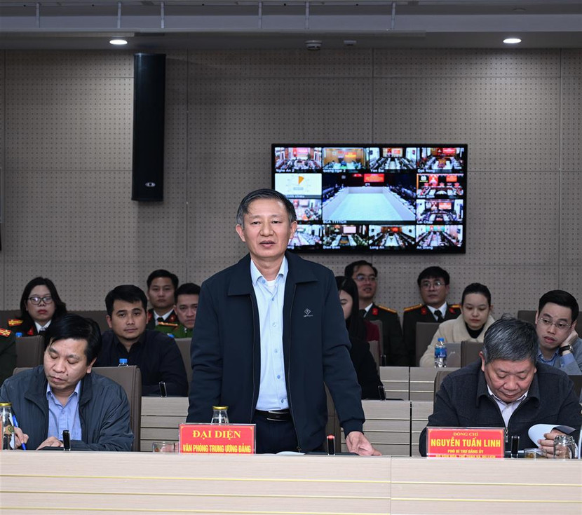 Các đại biểu tham luận tại Hội nghị. Các đại biểu tham luận tại Hội nghị.