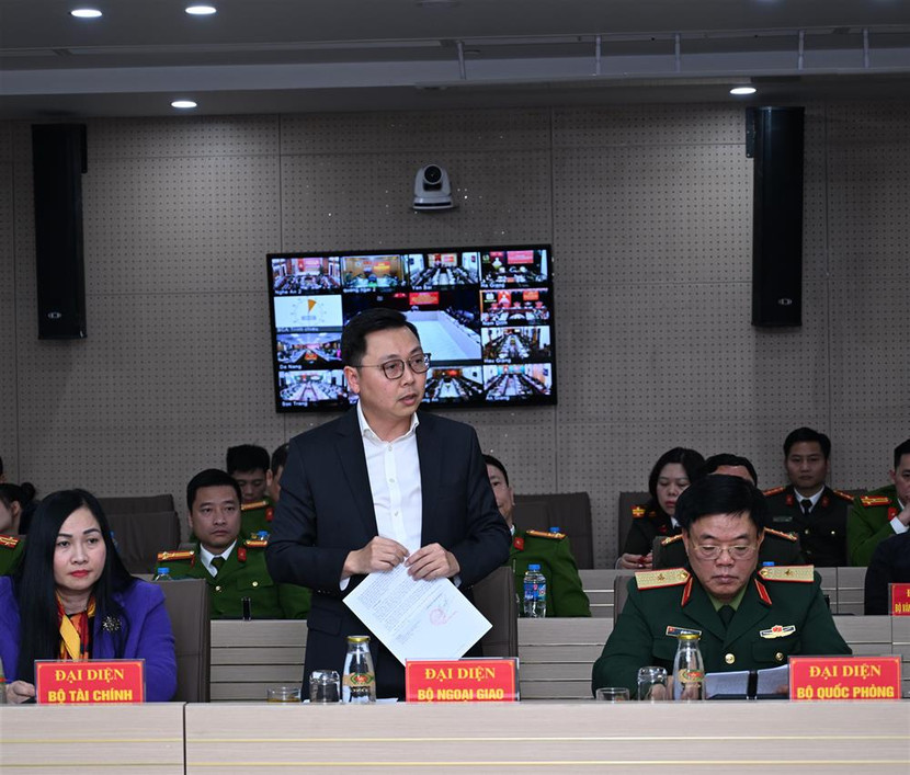 Các đại biểu tham luận tại Hội nghị. Các đại biểu tham luận tại Hội nghị.