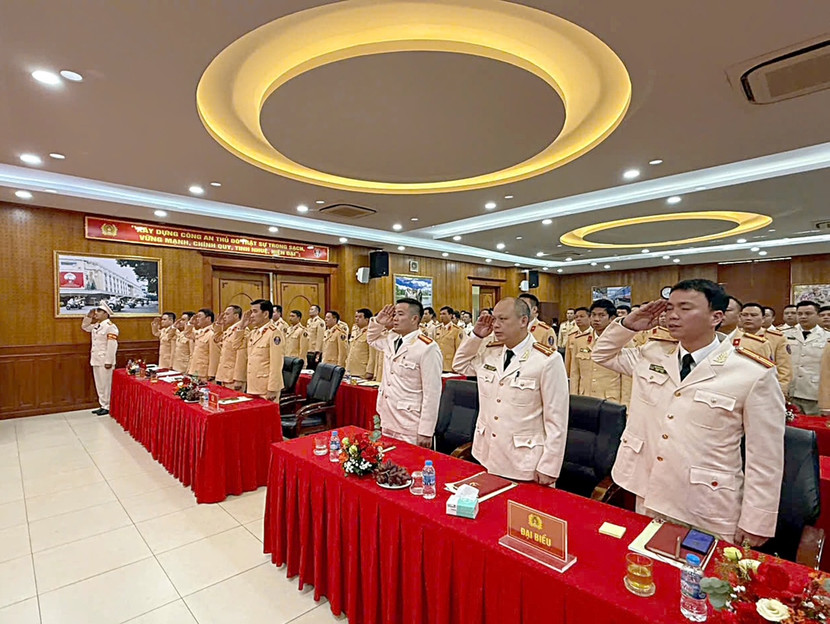 Các đại biểu thực hiện nghi thức chào cờ trước Đại hội Các đại biểu thực hiện nghi thức chào cờ trước Đại hội