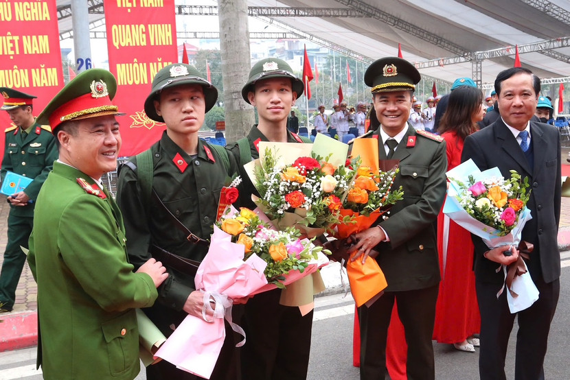 Đại tá Nguyễn Ngọc Quyền - Phó Giám đốc CATP Hà Nội chúc mừng và động viên các tân binh quận Ba Đình lên đường nhập ngũ Đại tá Nguyễn Ngọc Quyền - Phó Giám đốc CATP Hà Nội chúc mừng và động viên các tân binh quận Ba Đình lên đường nhập ngũ
