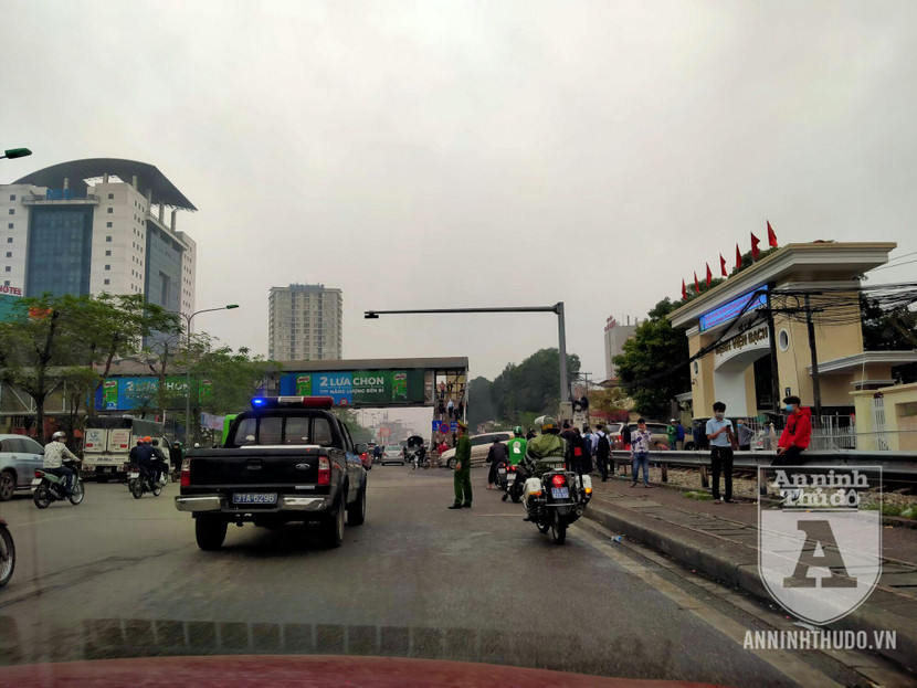 Khu vực trước cổng bệnh viện thường có nhiều xe taxi "chây ì". Họ đi chậm để tìm khách, chứ không "dừng/đỗ", như một cách đối phó, lách luật. Cảnh sát phải liên tục ra hiệu lệnh yêu cầu các xe di chuyển Khu vực trước cổng bệnh viện thường có nhiều xe taxi "chây ì". Họ đi chậm để tìm khách, chứ không "dừng/đỗ", như một cách đối phó, lách luật. Cảnh sát phải liên tục ra hiệu lệnh yêu cầu các xe di chuyển