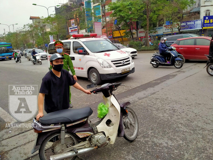 Một người đi xe máy cố tình chạy ngược chiều ở đường một chiều, và đã bị xử lý Một người đi xe máy cố tình chạy ngược chiều ở đường một chiều, và đã bị xử lý