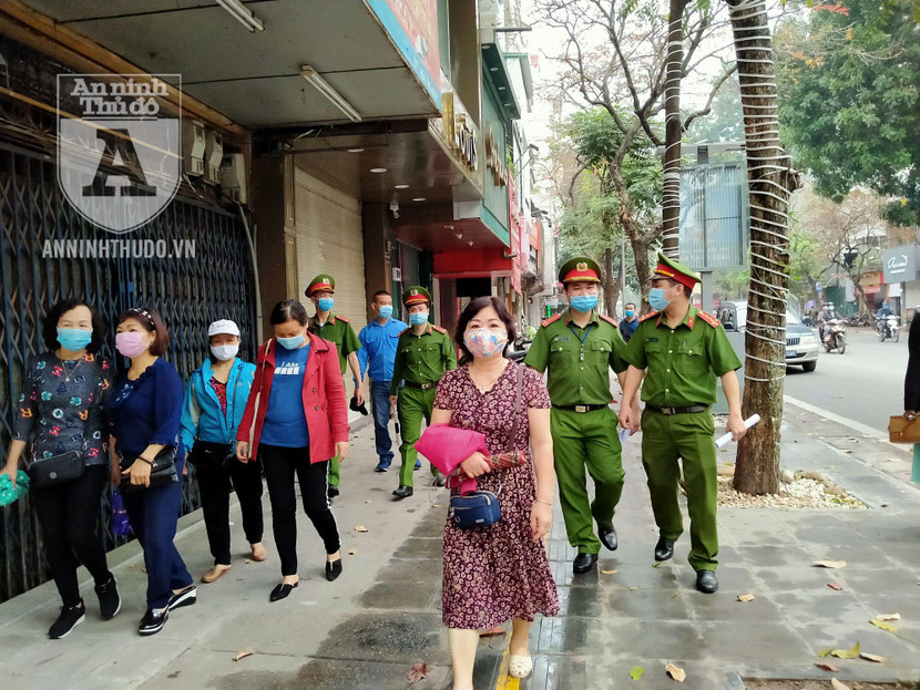 Để việc triển khai đạt hiệu quả, ngoài lực lượng công an, tổ liên ngành còn bao gồm đại diện UBND phường, hội phụ nữ... Để việc triển khai đạt hiệu quả, ngoài lực lượng công an, tổ liên ngành còn bao gồm đại diện UBND phường, hội phụ nữ...