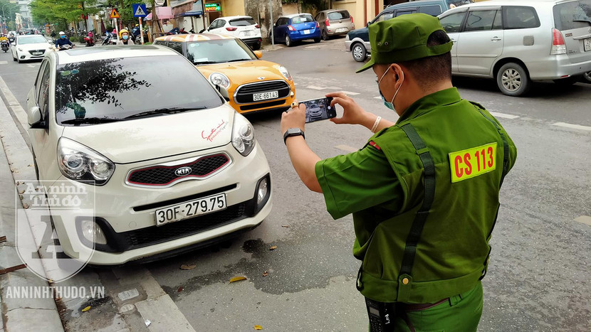 Xe ô tô đỗ ở vị trí cấm đỗ bị cảnh sát ghi hình làm bằng chứng xử lý Xe ô tô đỗ ở vị trí cấm đỗ bị cảnh sát ghi hình làm bằng chứng xử lý