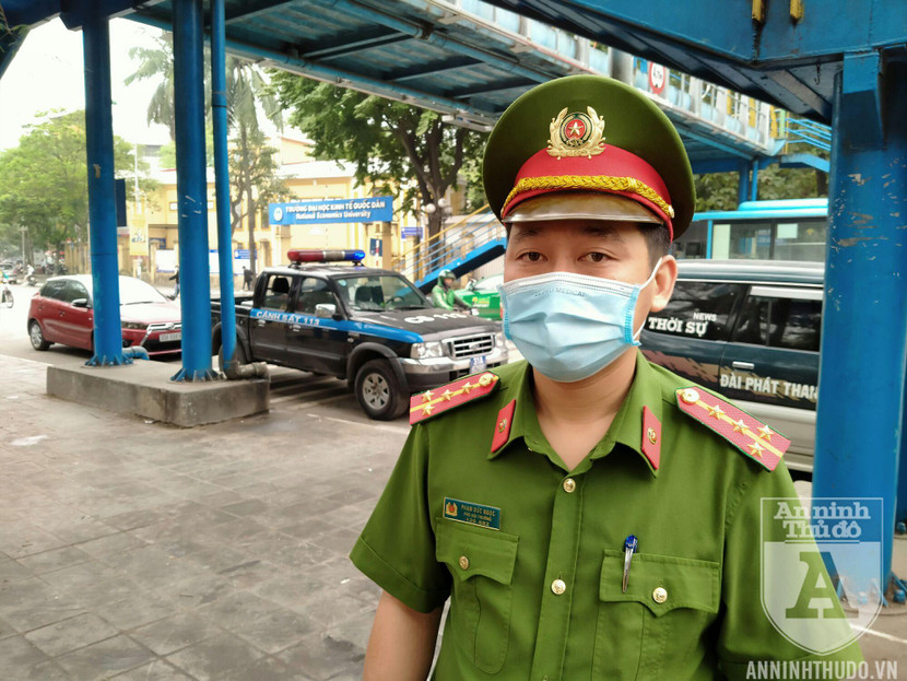 Đại úy Phạm Đức Ngọc (Phó Đội trưởng Đội CSGT, TT, CAQ Hai Bà Trưng) cung cấp thông tin trong ngày ra quân Đại úy Phạm Đức Ngọc (Phó Đội trưởng Đội CSGT, TT, CAQ Hai Bà Trưng) cung cấp thông tin trong ngày ra quân