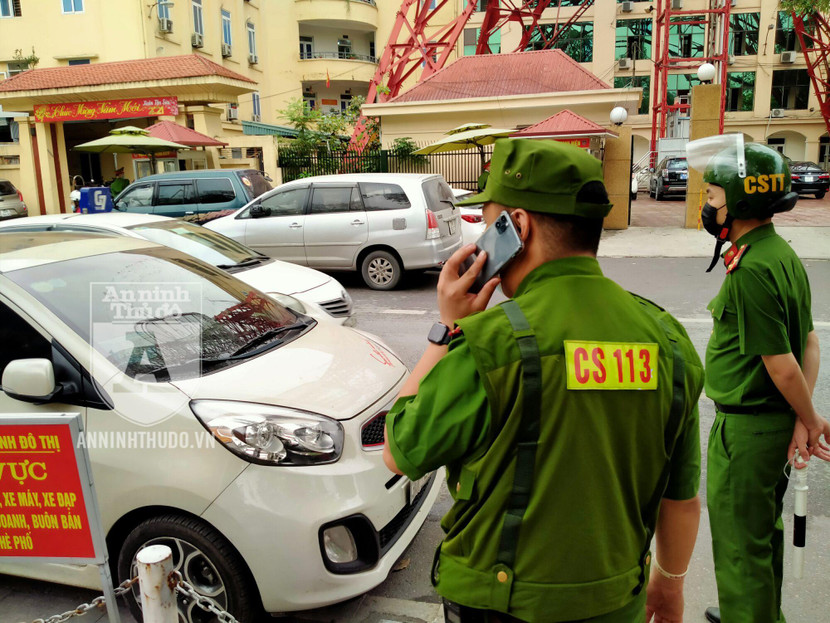 Nếu trên xe có ghi số điện thoại của chủ xe, cảnh sát sẽ gọi điện để đề nghị chủ xe ra chấp hành việc xử phạt Nếu trên xe có ghi số điện thoại của chủ xe, cảnh sát sẽ gọi điện để đề nghị chủ xe ra chấp hành việc xử phạt