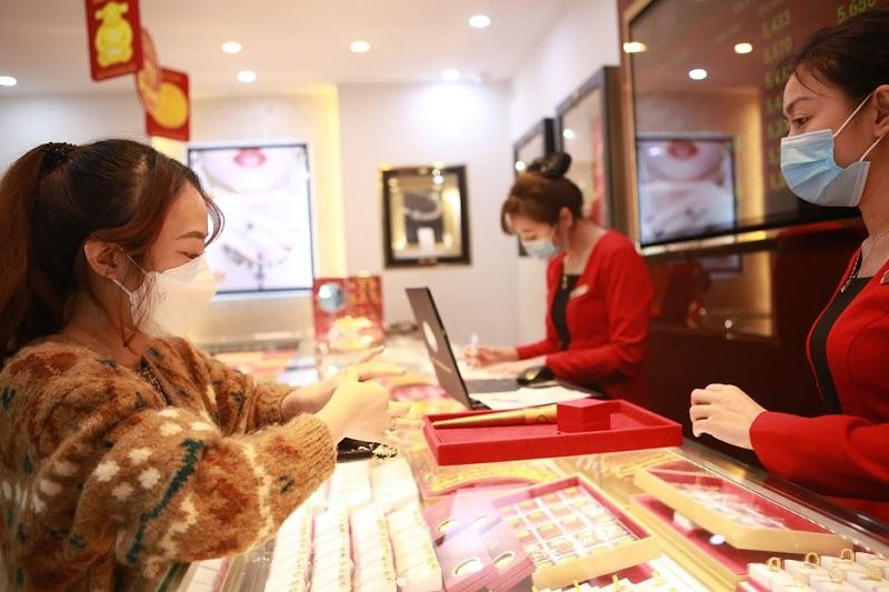 Giá vàng trong nước cao và chênh lệch lớn với vàng thế giới